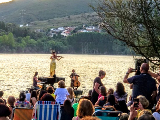 Concierto flotante la Xata y le pianO du lac.jpg