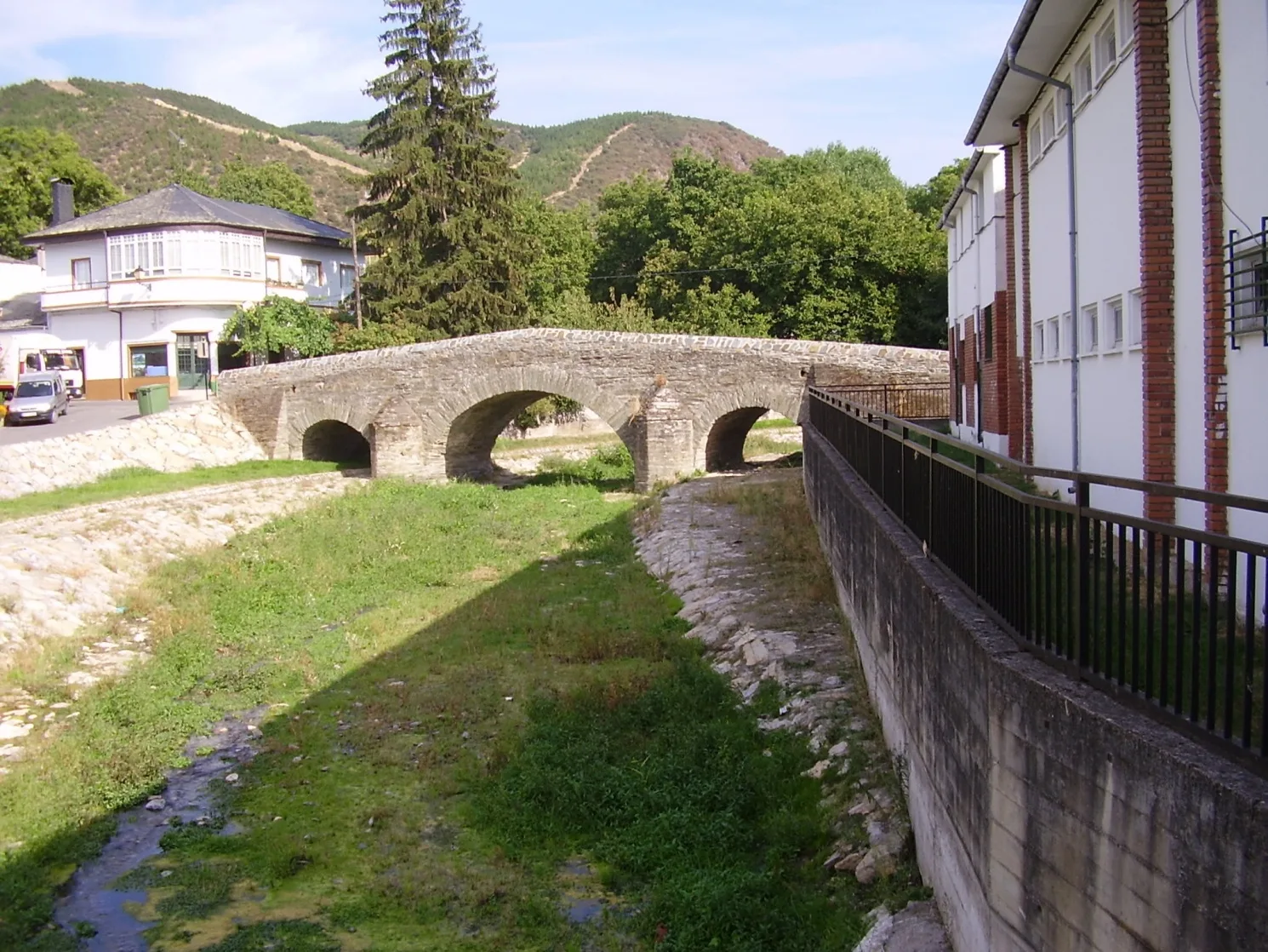 puente medieval sobre el rio Valdueza (oza).jpg